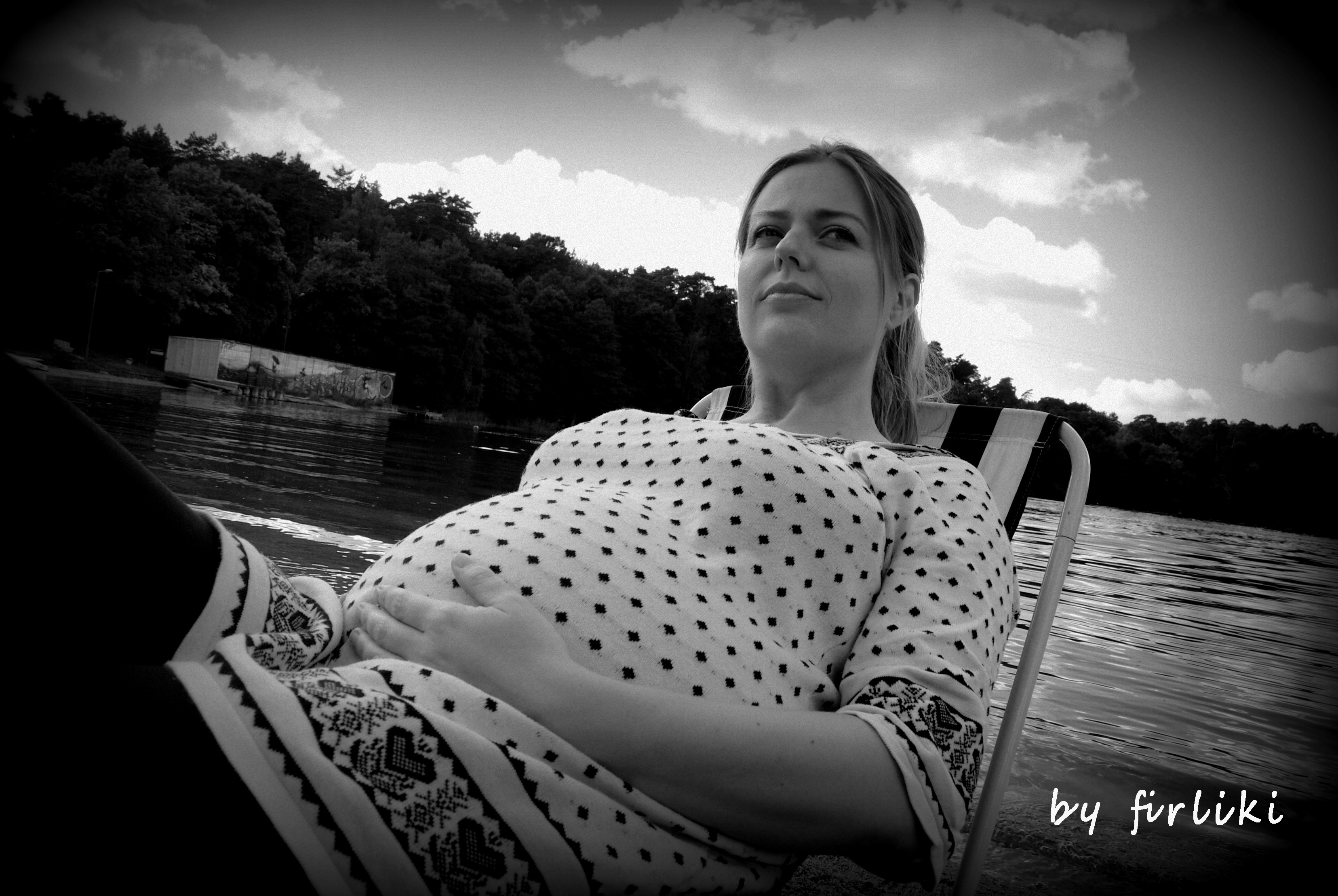 Sesja zdjęciowa w ciąży. W tle jezioro Głębokie.