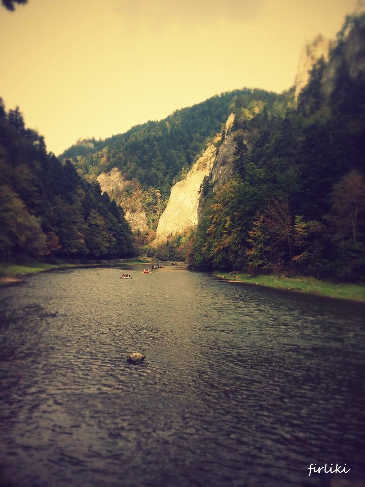 Pieniny z niemowlakiem. W oddali majaczą flisackie tratwy