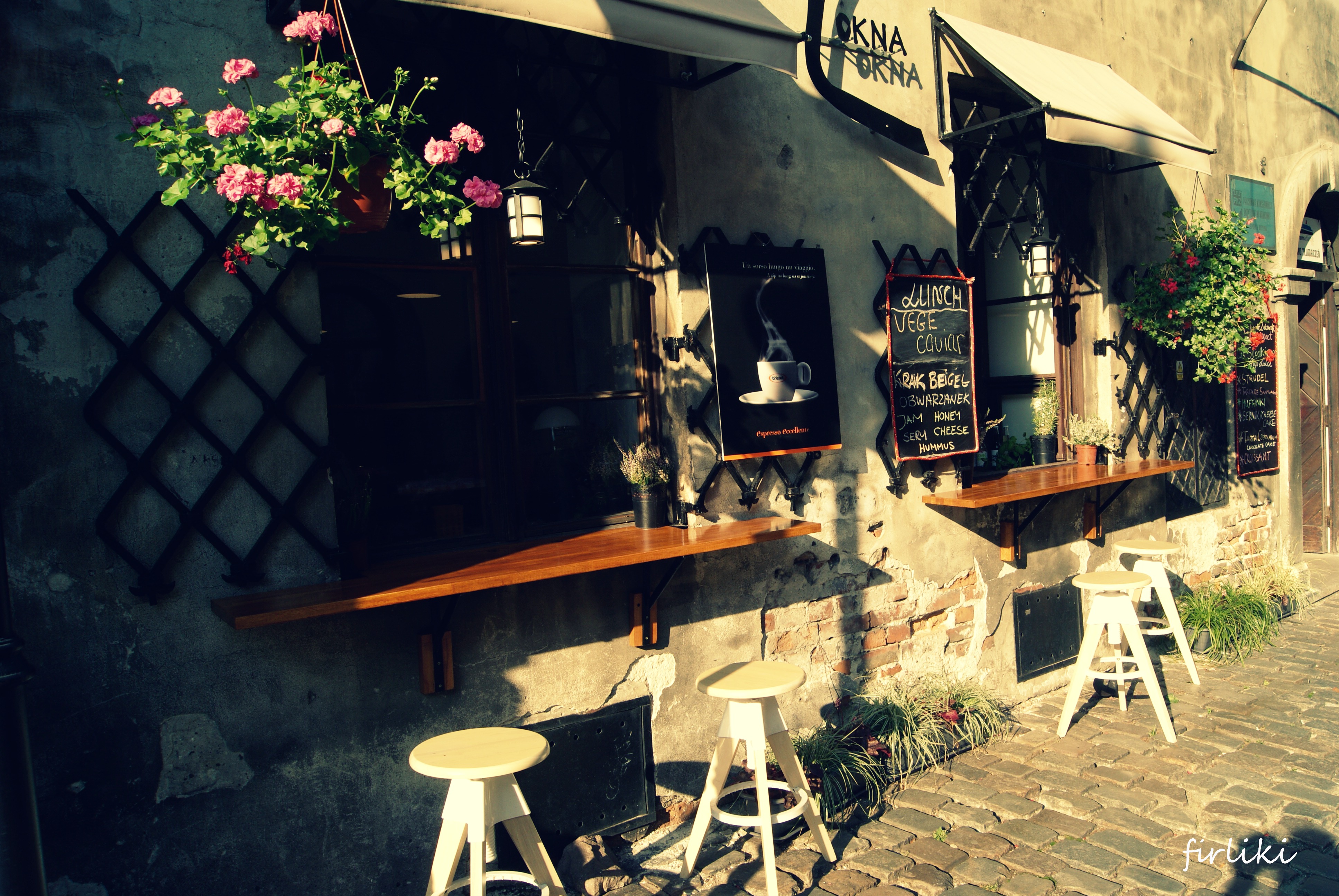 .Pieniny z niemowlakiem. Parapet wykorzystany jako stolik. Kazimierz.