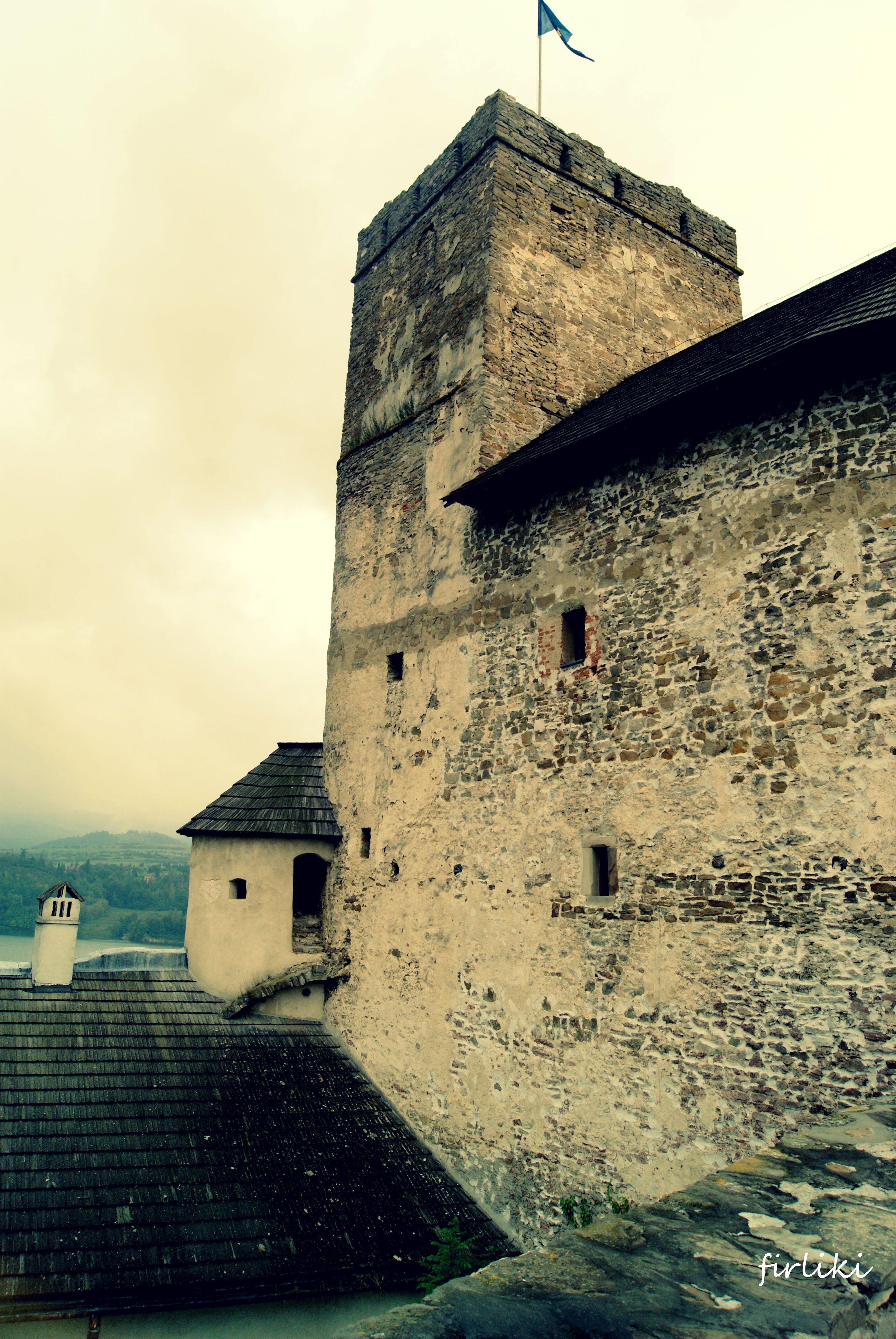 Pieniny z niemowlakiem. Fragment niedzickiego zamku.