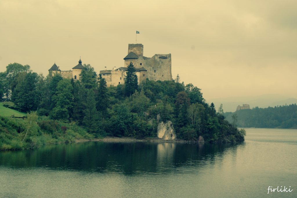Pieniny z niemowlakiem. Widok na oba zamki.